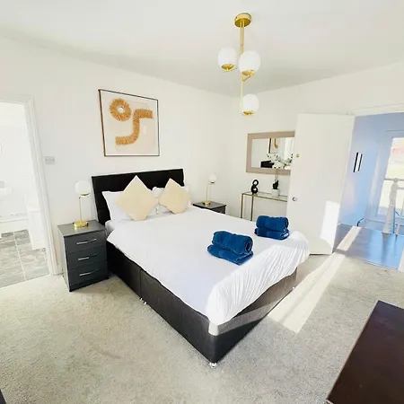 Askew Road Two Bedroom Flat